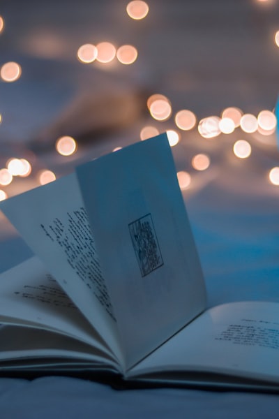 短剧《逃出大英博物馆》海报，中国文物拟人化形象